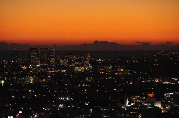 As luzes de Los Angeles se acendem com a chegada da noite ((na Califórnia - Estados Unidos)